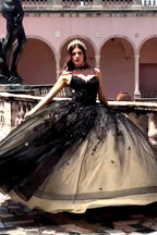 Vestido de quinceañera con tirantes finos de tul brillante y apliques
