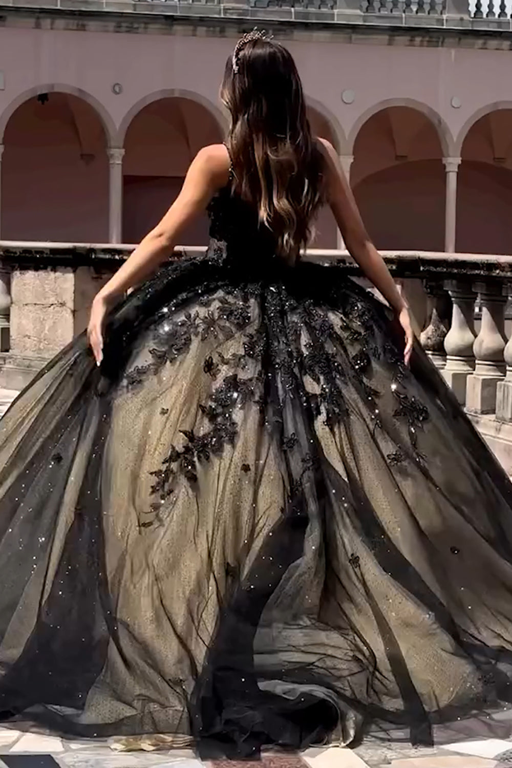 Vestido de quinceañera con tirantes finos de tul brillante y apliques