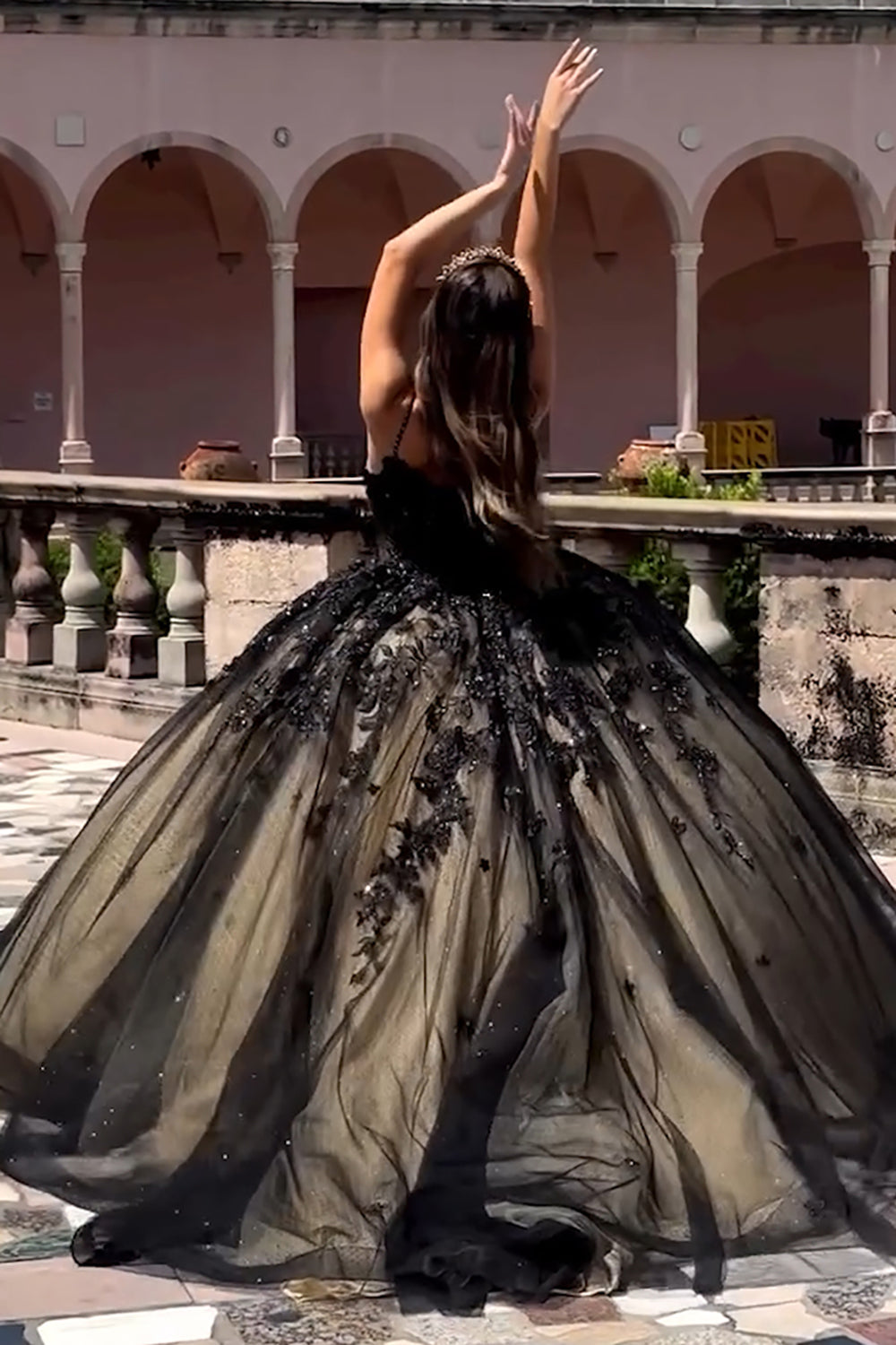 Vestido de quinceañera con tirantes finos de tul brillante y apliques