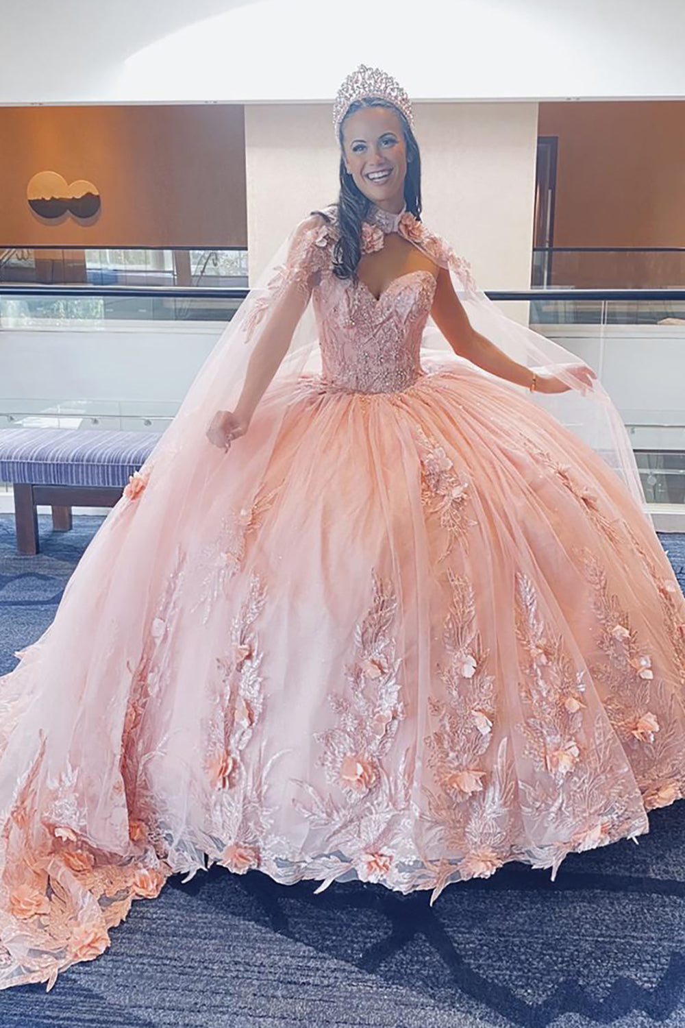 Prinzessinnenkleid mit Tüllapplikationen und Cape für Quinceañeras