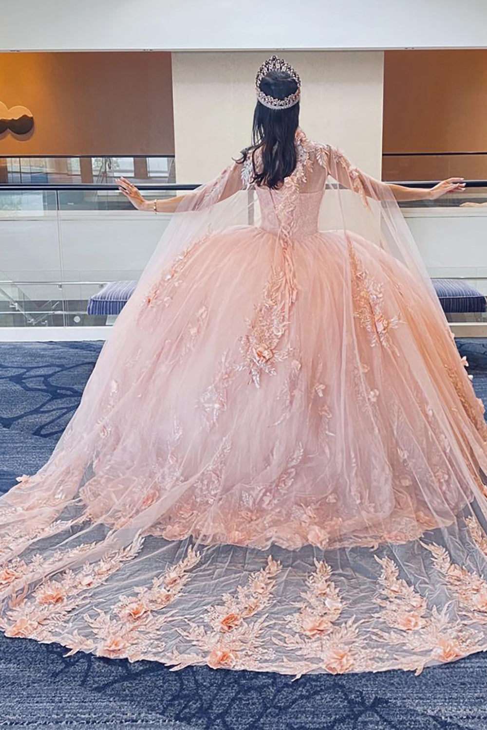 Prinzessinnenkleid mit Tüllapplikationen und Cape für Quinceañeras