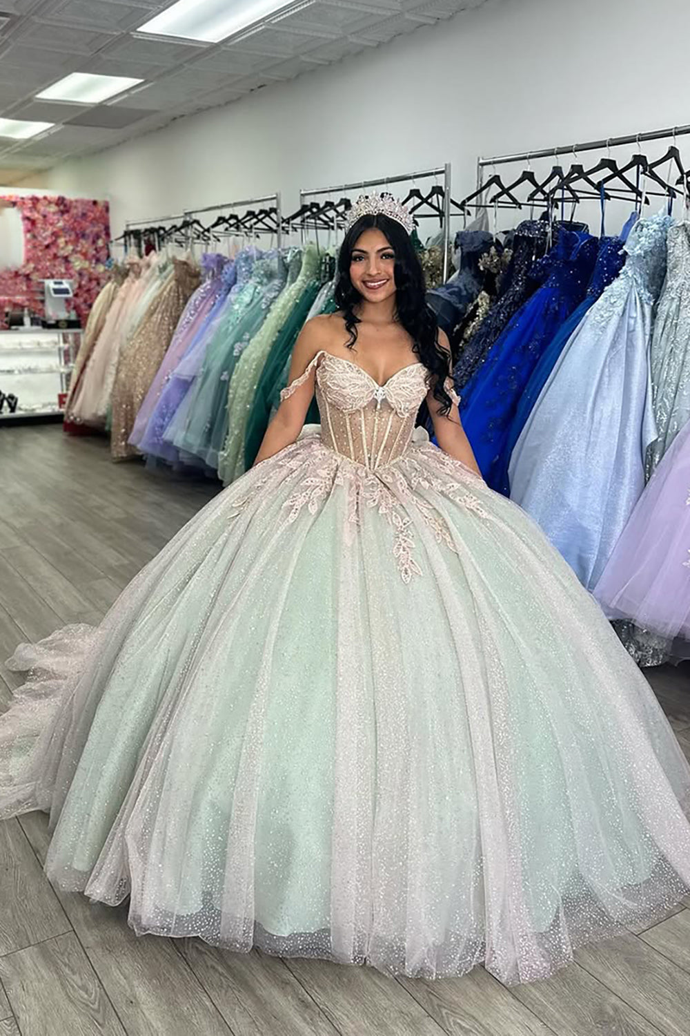 Salbeigrünes schulterfreies Prinzessinnenkleid aus Tüllapplikationen mit Schleife für Quinceañera-Besucherinnen
