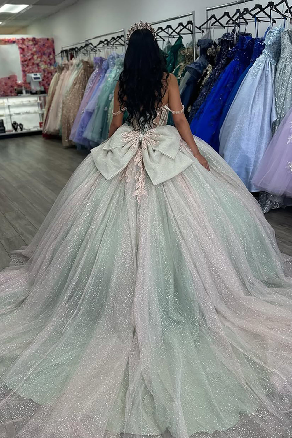 Salbeigrünes schulterfreies Prinzessinnenkleid aus Tüllapplikationen mit Schleife für Quinceañera-Besucherinnen