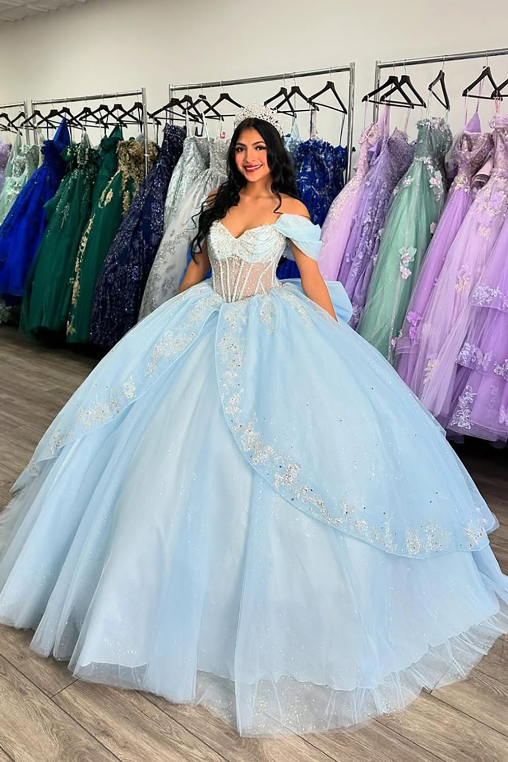 Vestido de quinceañera de tul con hombros descubiertos y cuentas en color azul cielo