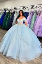 Vestido de quinceañera de tul con hombros descubiertos y cuentas en color azul cielo