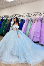 Vestido de quinceañera de tul con hombros descubiertos y cuentas en color azul cielo