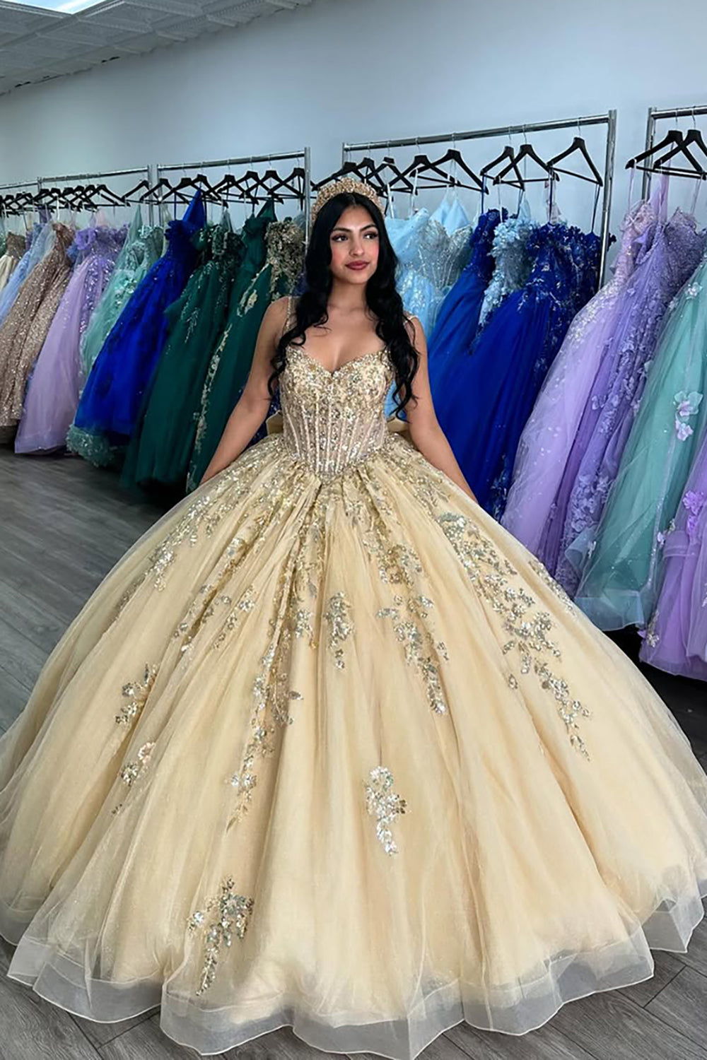 Goldenes Prinzessinnenkleid aus Tüll mit Spaghettiträgern und Pailletten für Quinceañeras