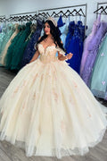 Vestido de quinceañera con apliques de corsé y hombros descubiertos en beige brillante con lazo