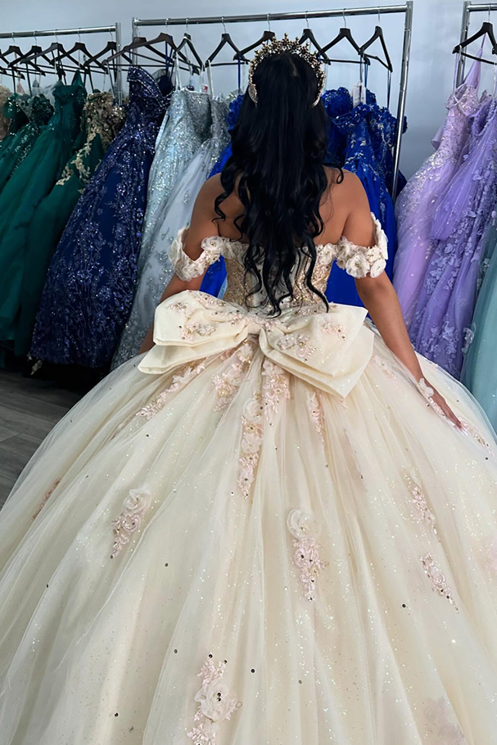 Glitzerndes beigefarbenes schulterfreies Ballkleid mit Applikationen, Korsett und Schleife – ein Quinceañera-Kleid mit Schleife