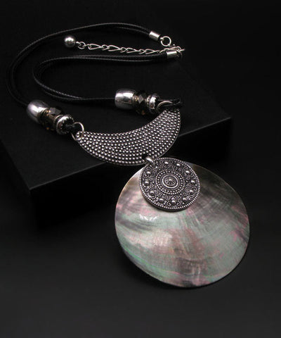 Collar con colgante de concha con incrustaciones de metal y plata de ley de seda vintage 
