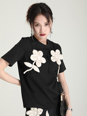 Camiseta original con apliques elegantes y colores contrastantes 