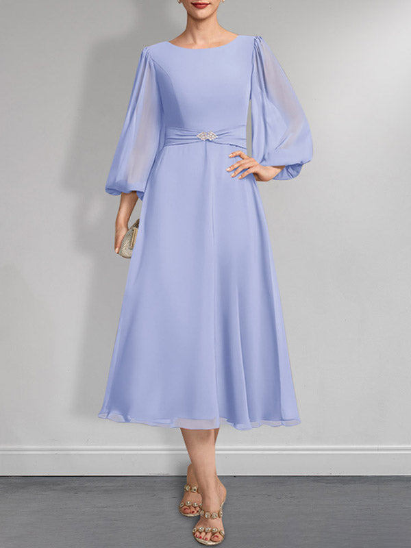 A-Linien-Chiffonkleid in Teelänge für die Mutter der Braut mit Kristallbrosche und Falten