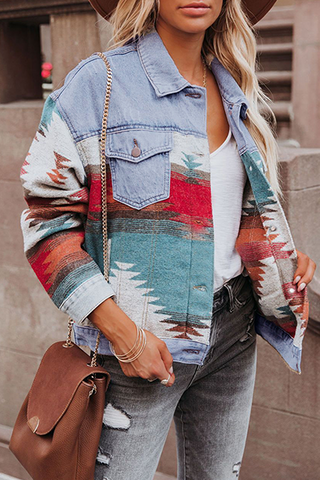 Chaqueta vaquera informal de manga larga con cuello vuelto, hebilla y patchwork con estampado urbano 
