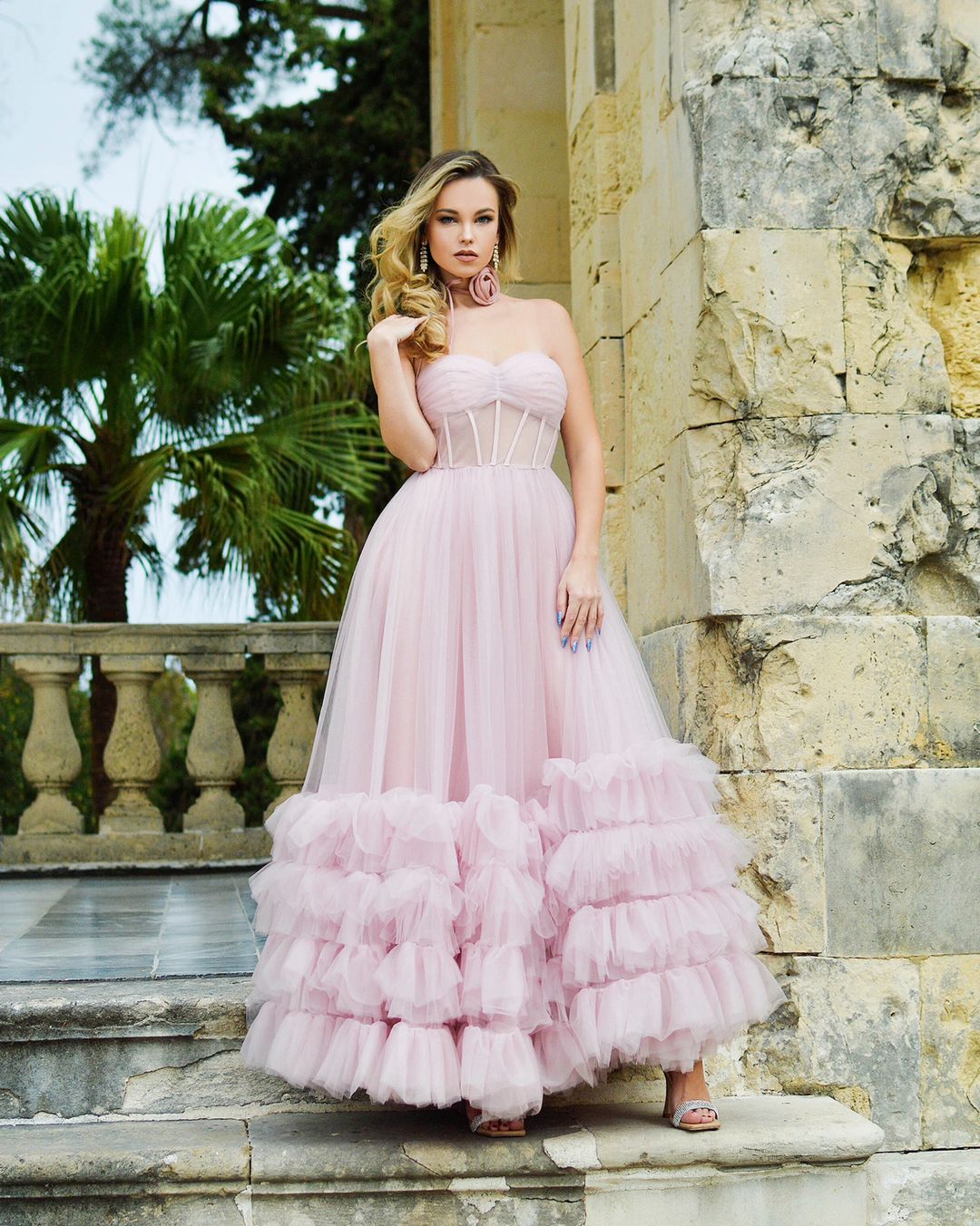 Vestido de fiesta de tul sin tirantes con corsé y volantes en forma de A