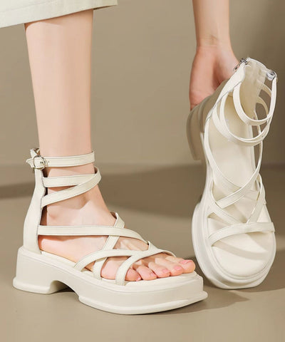 Nuevas sandalias romanas de tiras altas en beige con punta abierta 