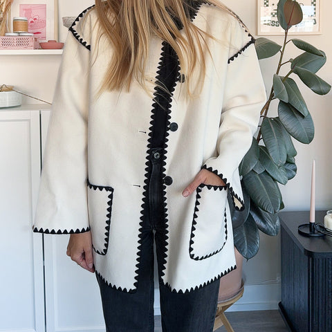 Nordischer Mantel mit Schal 