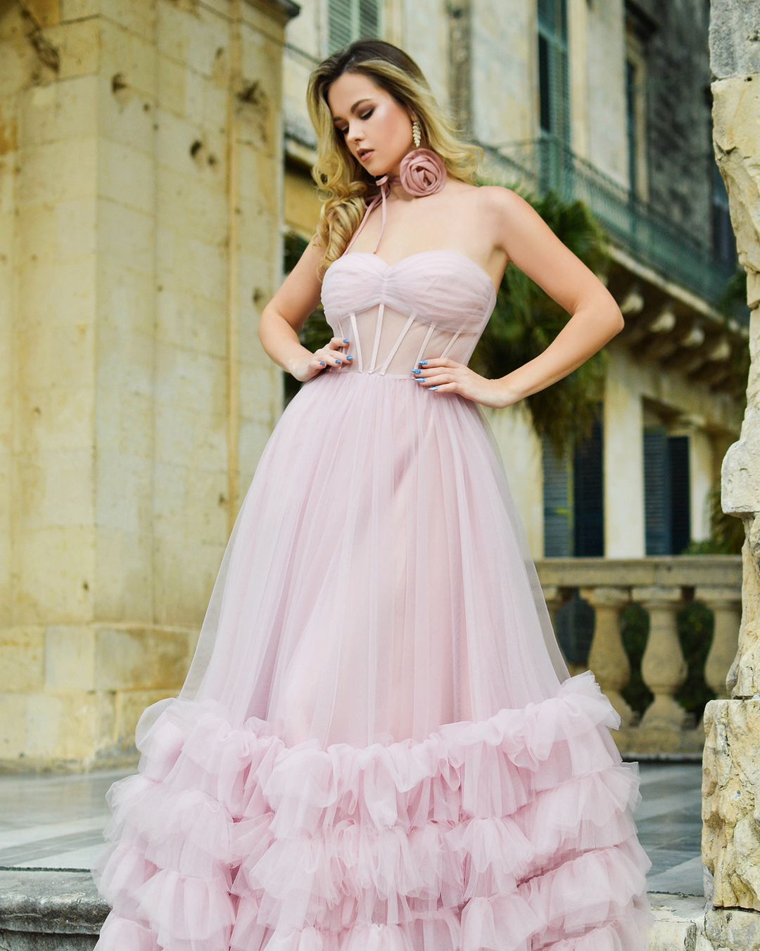 Vestido de fiesta de tul sin tirantes con corsé y volantes en forma de A