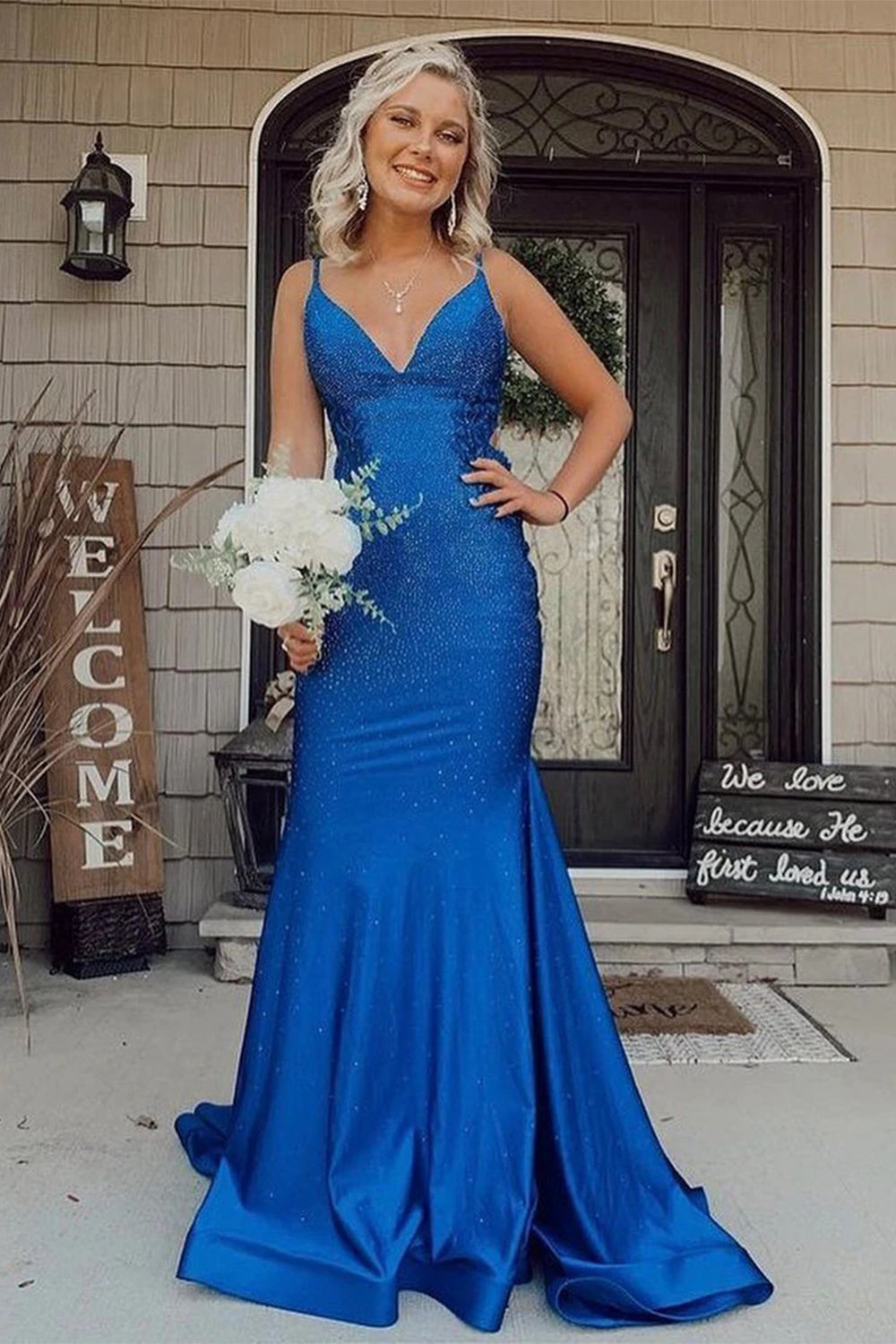 Vestido de noche largo sin espalda con corte sirena y escote halter