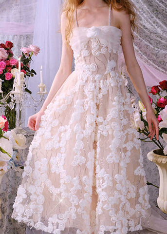 Vestido de verano con tirantes finos de tul floral bordado en beige francés 