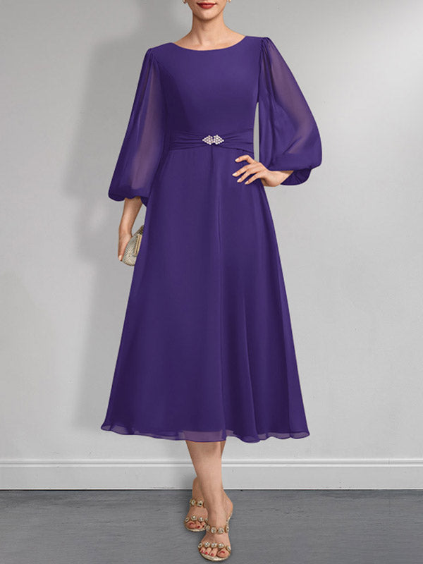 A-Linien-Chiffonkleid in Teelänge für die Mutter der Braut mit Kristallbrosche und Falten