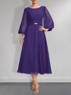A-Linien-Chiffonkleid in Teelänge für die Mutter der Braut mit Kristallbrosche und Falten