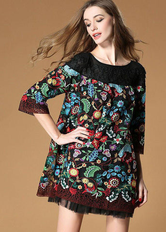 Vestido de vacaciones francés con mangas de pulsera de organza y bordado de patchwork negro 