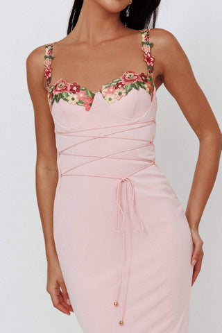 Vestido midi con cordones y bordado floral de Brenda 