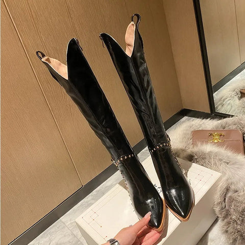 Botas vaqueras blancas con remaches y punta puntiaguda de piel sintética con cremallera lateral y tacones altos hasta la rodilla, zapatos de mujer de última moda para otoño e invierno. 