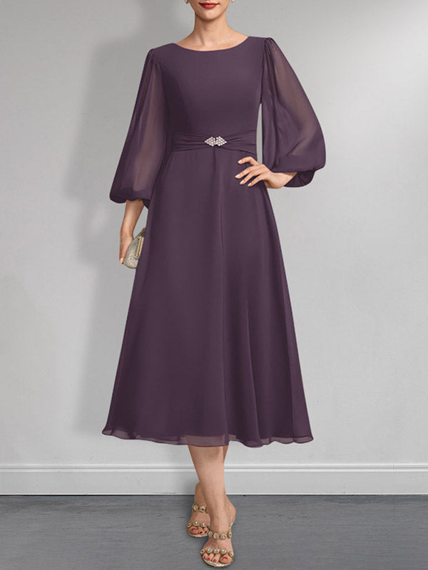 A-Linien-Chiffonkleid in Teelänge für die Mutter der Braut mit Kristallbrosche und Falten