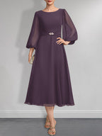 A-Linien-Chiffonkleid in Teelänge für die Mutter der Braut mit Kristallbrosche und Falten