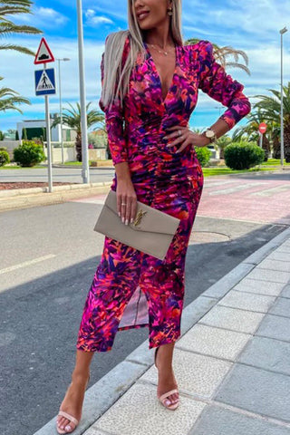 Meridress – Figurbetontes Kleid mit tiefem V-Ausschnitt, langen Ärmeln, gerüschtem Schlitz und Aufdruck