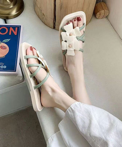Sandalias rosas elegantes con diseño floral calado 