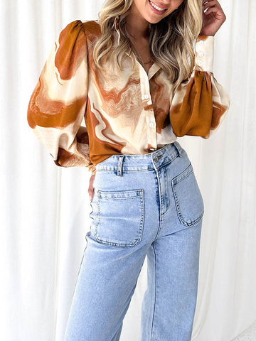 Blusas y camisas de manga larga sueltas con botones y solapa con estampado de colores en contraste. 