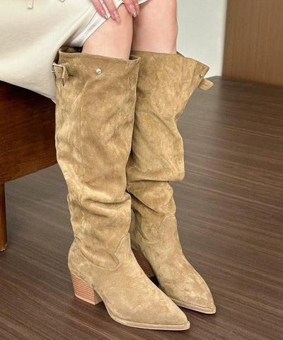 Khakifarbene, klobige Wildlederstiefel mit schickem Spleißdesign und spitzer Zehenpartie 
