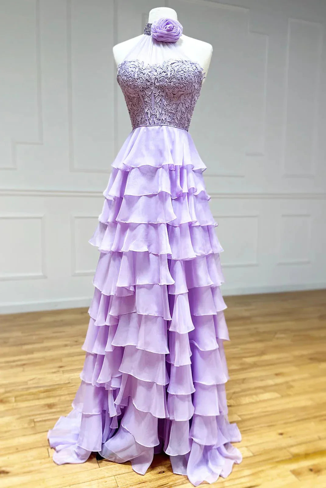 Vestido de fiesta morado de gasa con volantes y cuello halter 