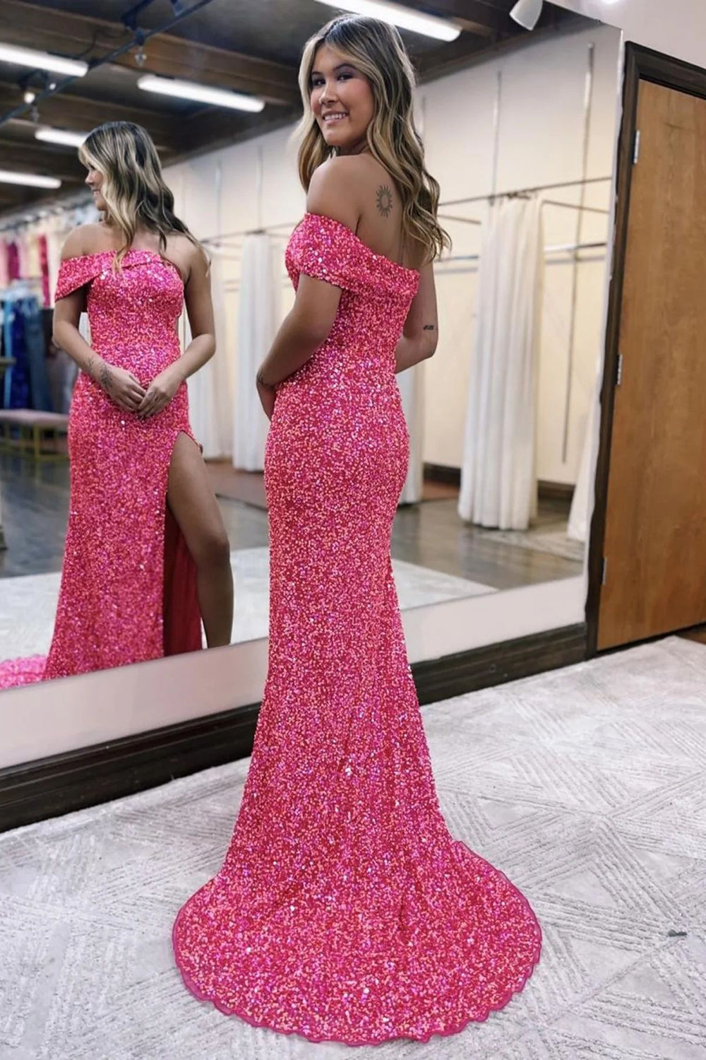 Vestido de fiesta largo de sirena sin tirantes con lentejuelas rosa intenso y abertura frontal