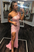 Paillettenbesetztes Meerjungfrauen-Abendkleid mit einem Träger und Schlitz