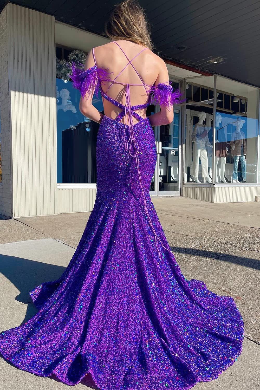 Vestido de fiesta de sirena con hombros descubiertos, lentejuelas moradas, recortes y plumas