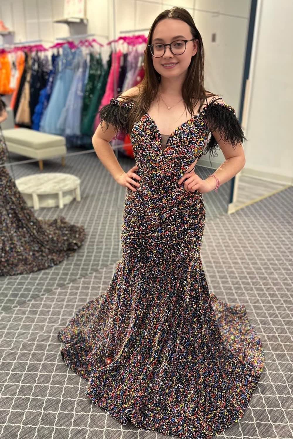 Vestido de fiesta de sirena con hombros descubiertos, lentejuelas moradas, recortes y plumas