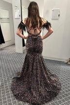Vestido de fiesta de sirena con hombros descubiertos, lentejuelas moradas, recortes y plumas