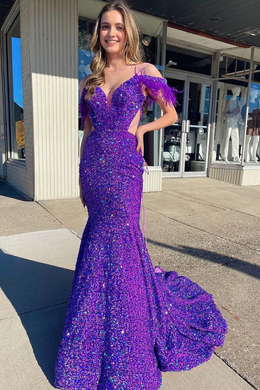 Vestido de fiesta de sirena con hombros descubiertos, lentejuelas moradas, recortes y plumas