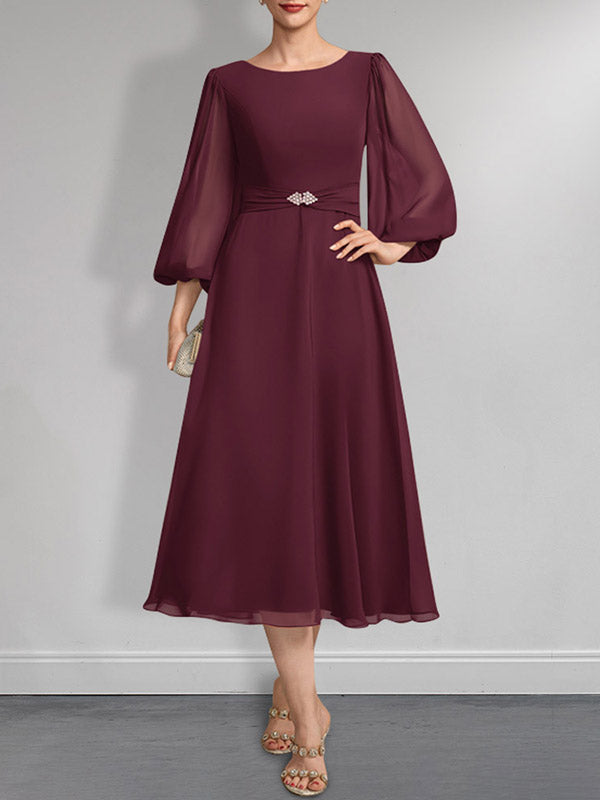A-Linien-Chiffonkleid in Teelänge für die Mutter der Braut mit Kristallbrosche und Falten