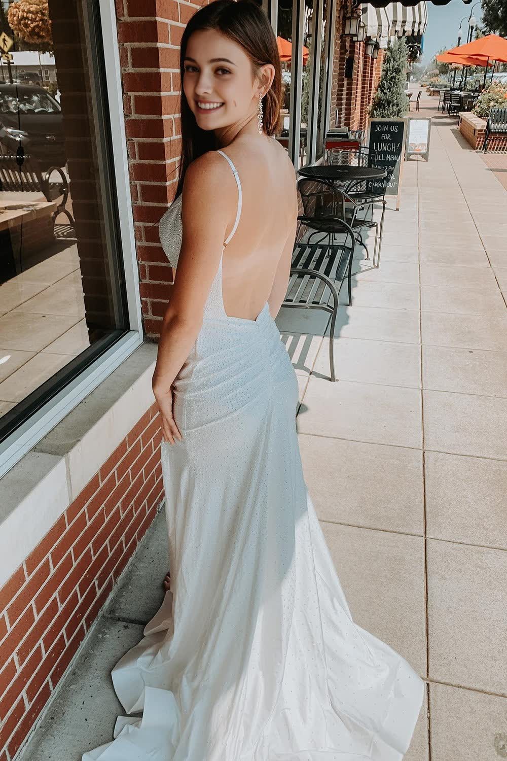 Rückenfreies langes Abschlussballkleid mit Spaghettiträgern und Perlenstickerei