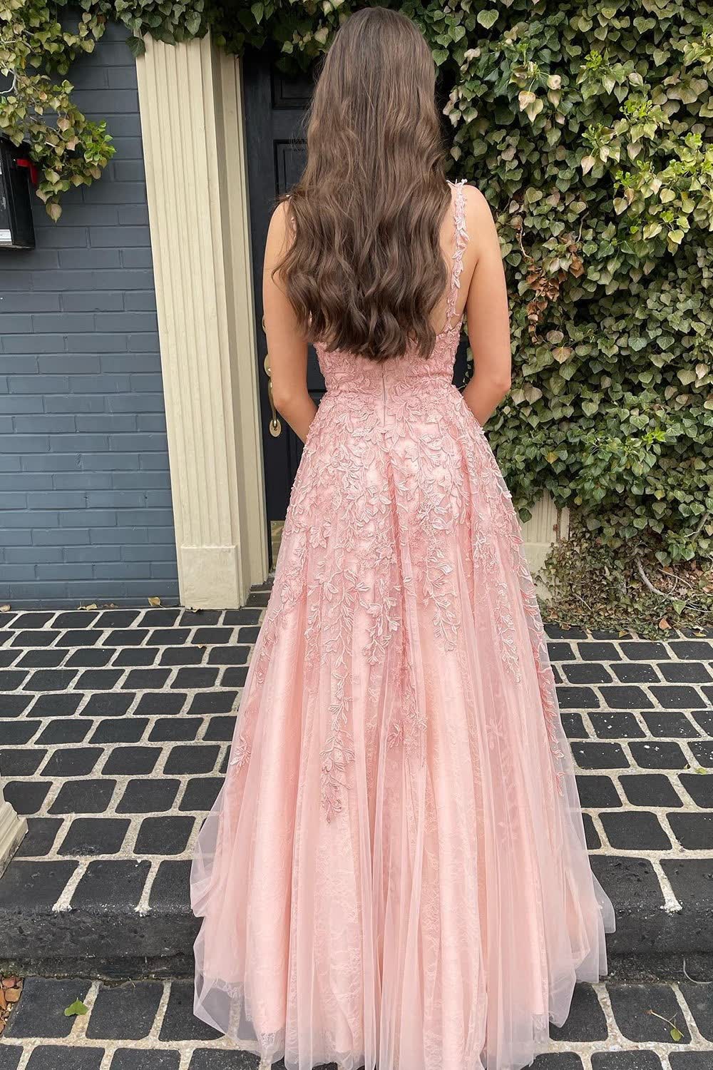 Langes, hellrosa A-Linien-Abendkleid mit Spaghettiträgern und Applikationen