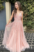 Vestido de fiesta largo rosa claro con tirantes finos y apliques en forma de A