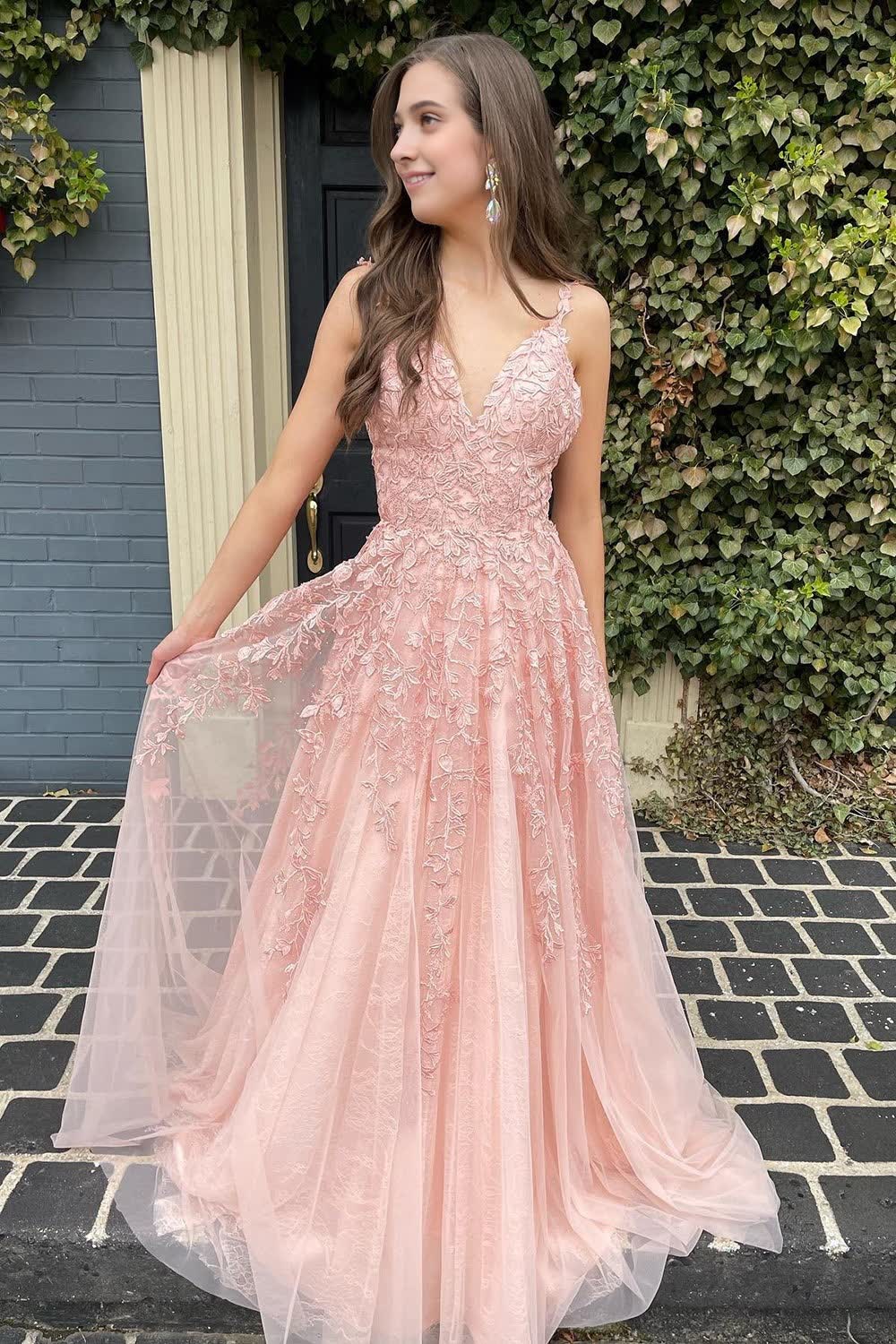 Langes, hellrosa A-Linien-Abendkleid mit Spaghettiträgern und Applikationen
