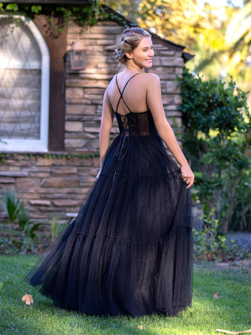 Korsett-Abendkleid aus gepunktetem Tüll mit Spaghettiträgern, bodenlang 