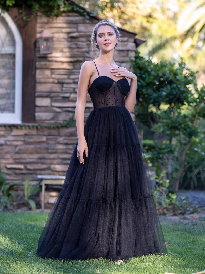 Korsett-Abendkleid aus gepunktetem Tüll mit Spaghettiträgern, bodenlang 