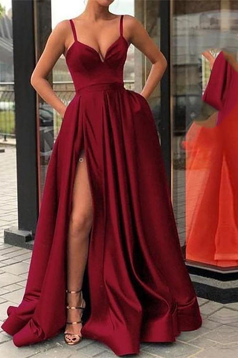 Schwarzes, langes A-Linien-Abendkleid mit Spaghettiträgern und Schleier