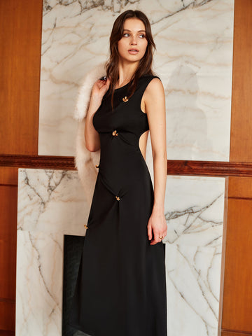 Vestido de tirantes plisado con espalda descubierta y detalles metálicos 